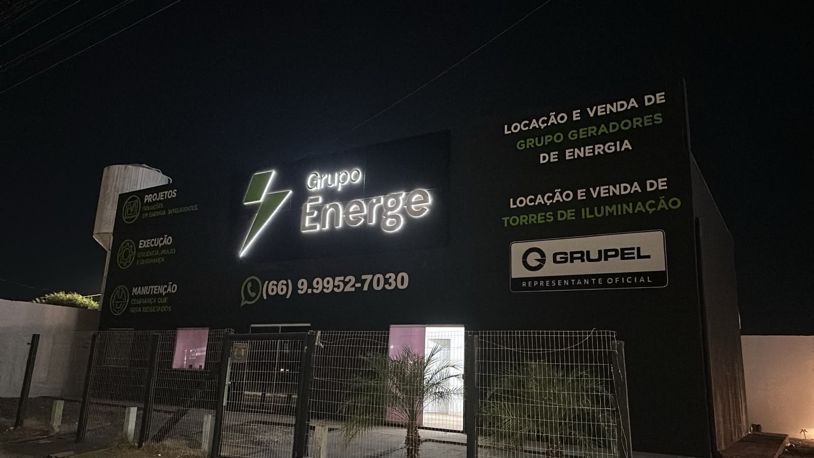 Fachada iluminada da filial do Grupo Energe em Sinop, com selo GRUPEL
