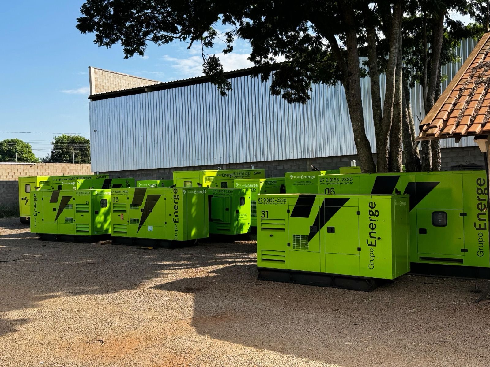 Pátio do Grupo Energe cheio de grupos geradores de várias potências