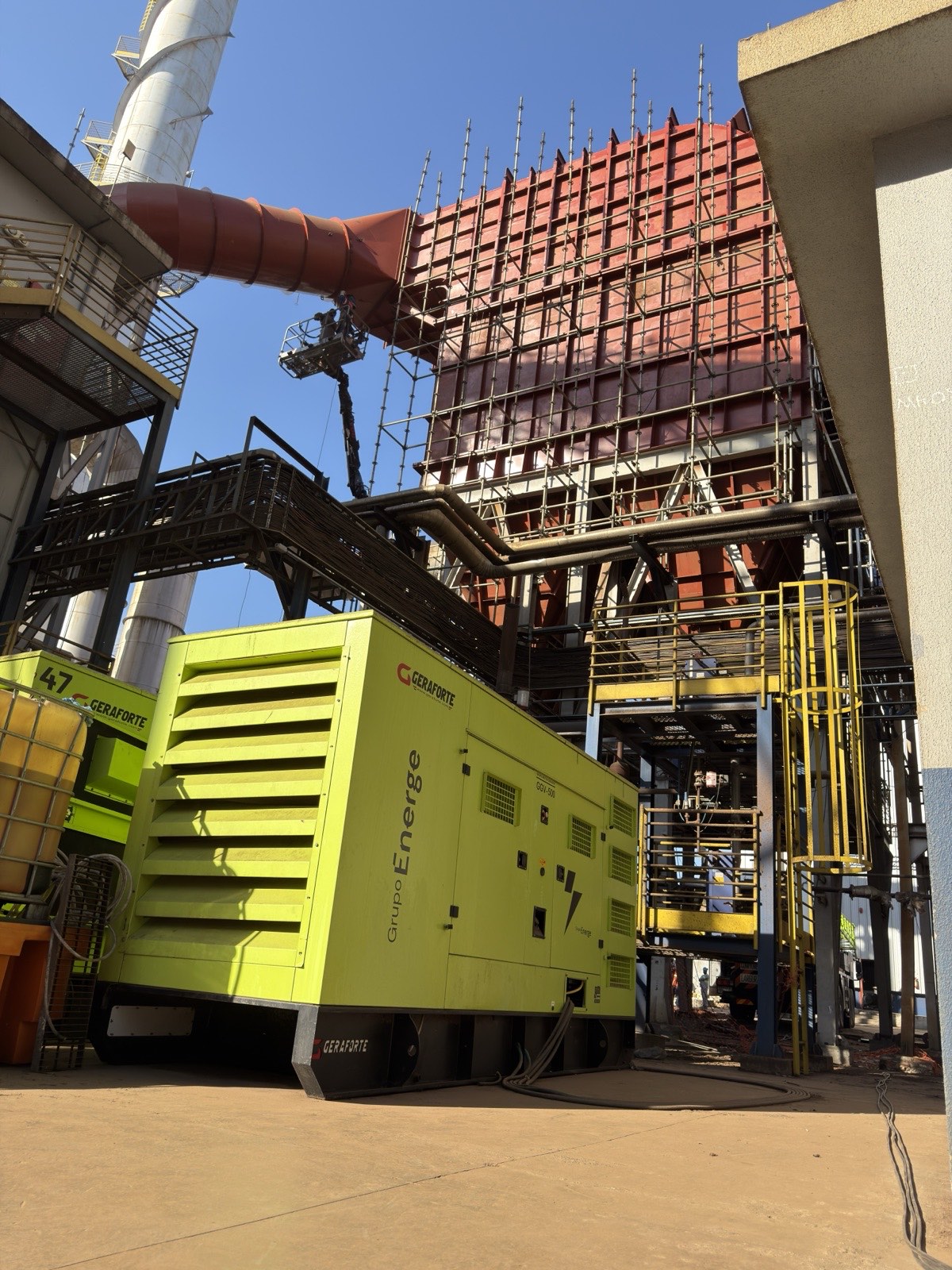 Grupo gerador da Energe junto à estrutura industrial da INPASA