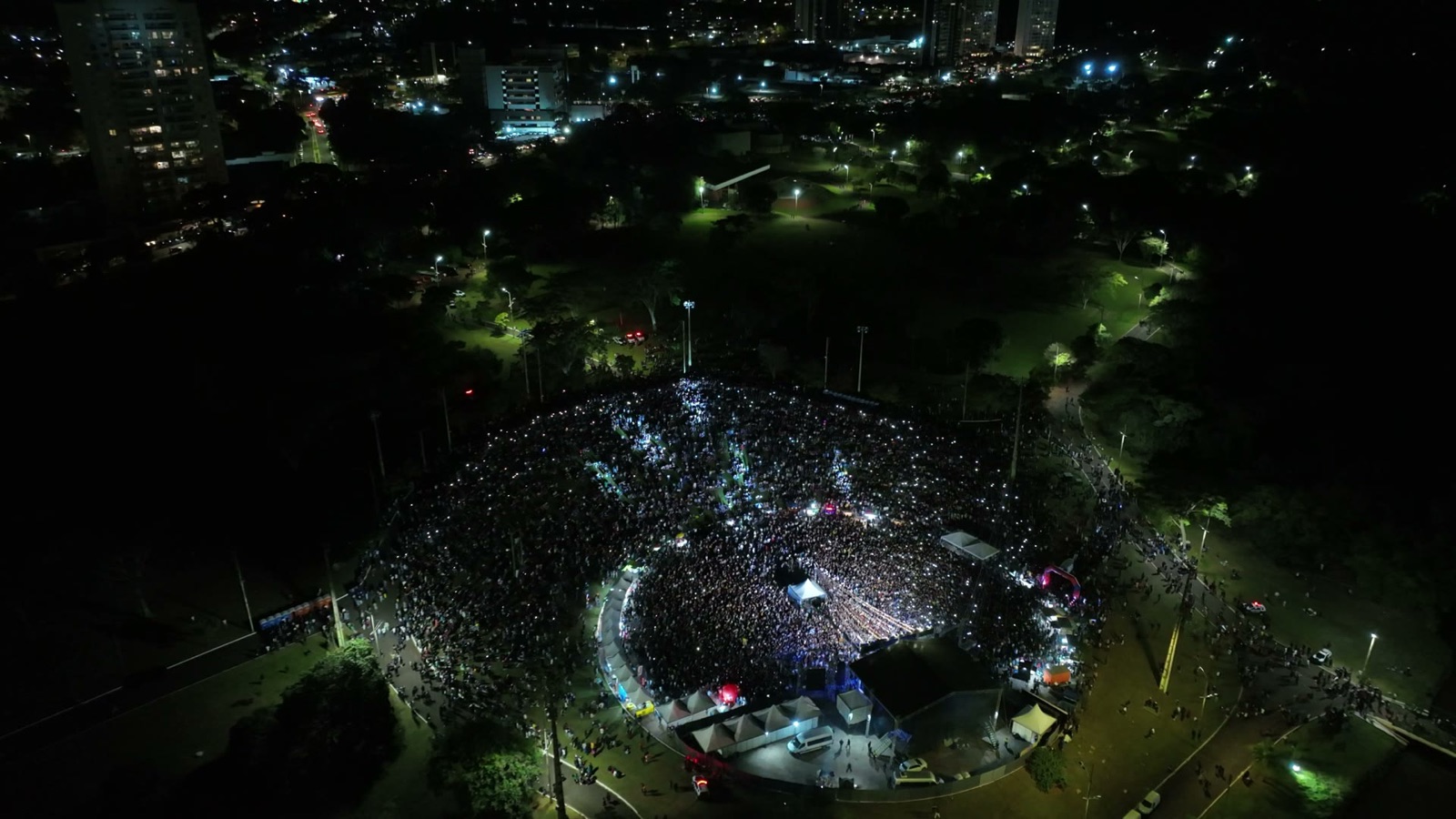 Vista aérea noturna de show nacional com multidão atendido pela Energe