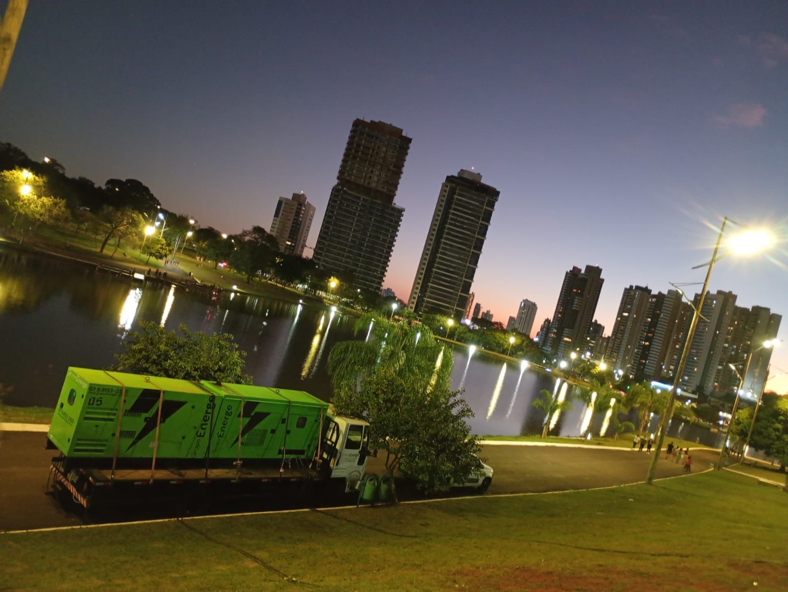Grupo gerador do Grupo Energe com o skyline noturno de Campo Grande