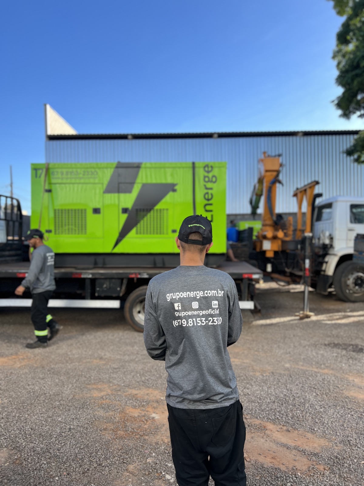 Técnico do Grupo Energe acompanhando içamento de grupo gerador